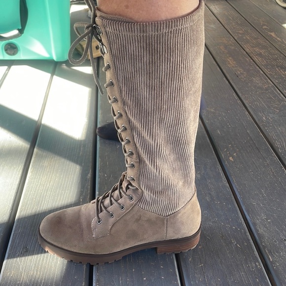 Crown Vintage lace up knee boots - Picture 2 of 4